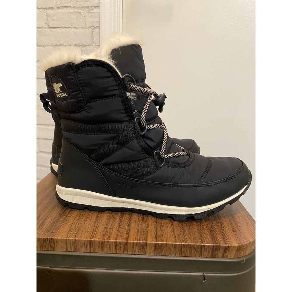 Sorel Women's Winter Boots, Lace, warm & Faux Fur Lining, Size 9.